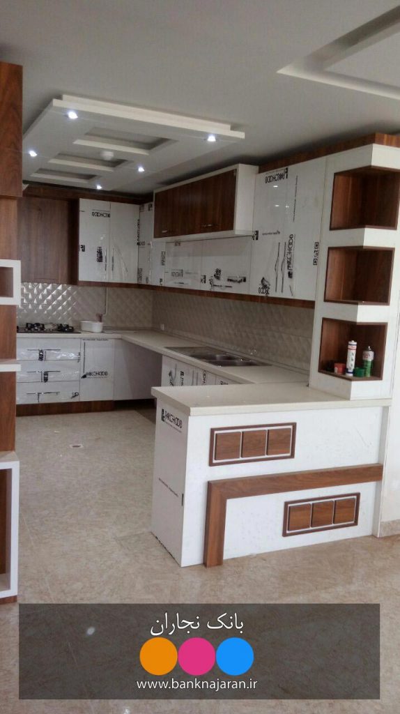 عکس از آشپزخانه ایرانی با کابینت سفید هایگلاس و طرح چوب مات