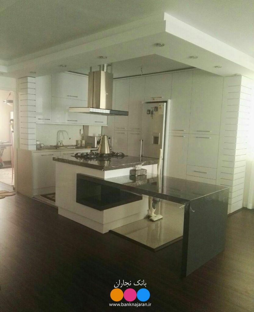 آشپزخانه مدرن سفید، با نورپردازی ویژه و سنگ کورین مشکی