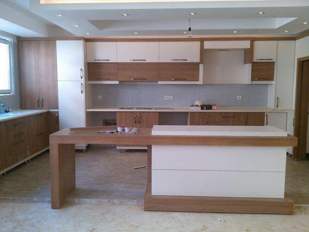 کابینت آشپزخانه سفید طرح چوب روشن