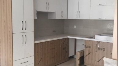 کابینت سفید هایگلاس طرح چوب فرامید