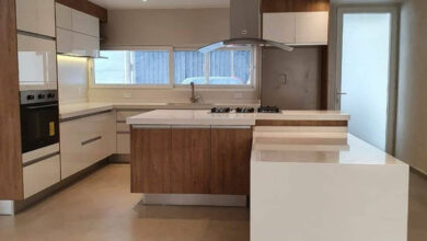 کابینت هایگلاس سفید و طرح چوب